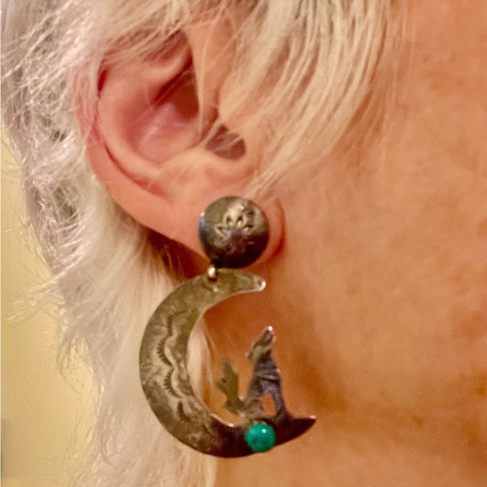 Native American vintage Silver Wolf Crescent Moon Earrings - Picture 10 of 10